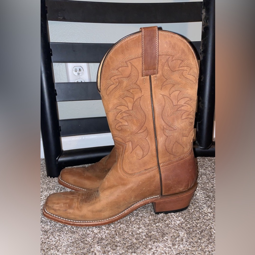 I’m selling Western Cowboy Boots. Size (11-D) Color is Brown.